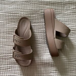 Crocs Brooklyn low wedge platform double strap sandal size 9